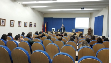 Charla sobre impacto de internet y redes sociales en TCA en Salamanca